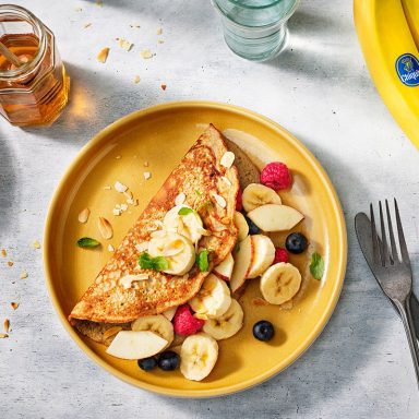 Fluffig bananomelett med banan, äpple och hallon