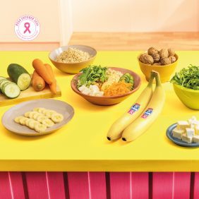 Skål med Fullkornsris, Chiquita-bananer, Feta, Valnötter och Krispiga Grönsaker