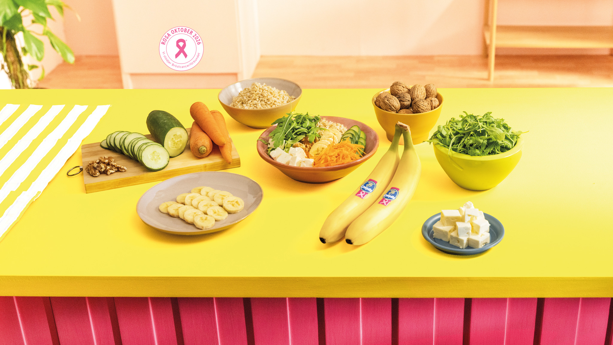 Skål med Fullkornsris, Chiquita-bananer, Feta, Valnötter och Krispiga Grönsaker